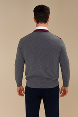 Pull encolure ronde, manches longues pour homme. Le pull est bicolore: gris anthracite sur les manches longues et le dos, le torse et l'encolure sont en bordeaux. Finitions côtes. 42% cachemire, 8% soie et 50% mérinos. Vue dos.