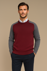 Pull encolure ronde, manches longues pour homme. Le pull est bicolore: gris anthracite sur les manches longues et le dos, le torse et l'encolure sont en bordeaux. Finitions côtes. 42% cachemire, 8% soie et 50% mérinos. Vue face.