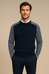 Pull encolure ronde, manches longues pour homme. Le pull est bicolore: gris anthracite sur les manches longues et le dos, le torse et l'encolure sont en marine. Finitions côtes. 42% cachemire, 8% soie et 50% mérinos. Vue face.