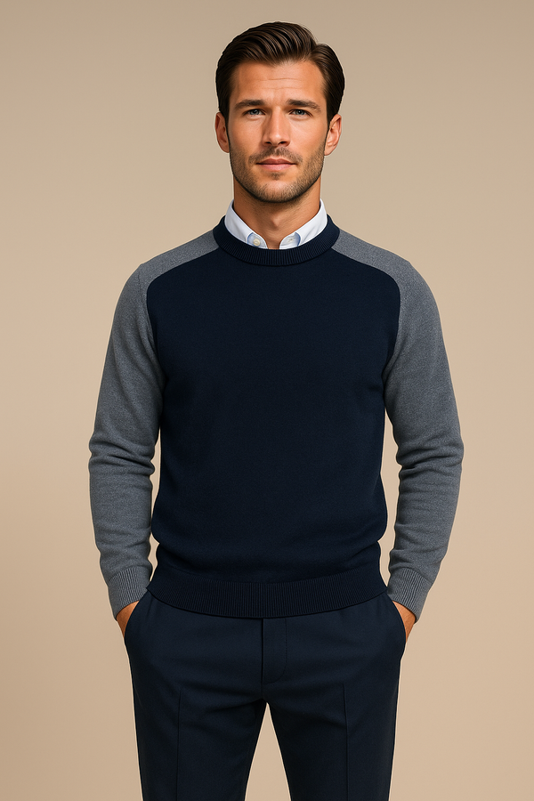 Pull encolure ronde, manches longues pour homme. Le pull est bicolore: gris anthracite sur les manches longues et le dos, le torse et l'encolure sont en marine. Finitions côtes. 42% cachemire, 8% soie et 50% mérinos. Vue face.
