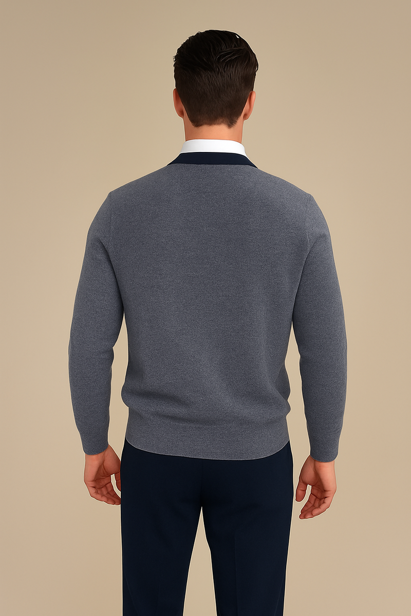 Pull encolure ronde, manches longues pour homme. Le pull est bicolore: gris anthracite sur les manches longues et le dos, le torse et l'encolure sont en marine. Finitions côtes. 42% cachemire, 8% soie et 50% mérinos. Vue dos.