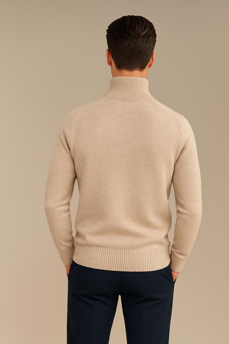 Pull col roulé pour homme beige en 71%cachemire, 19%soie et 10% polyester. Le pull a un col haut très souple, la matière est extrêmement douce et chaude. La forme est droite et les manches longues raglan. Finitions côtes. Vue dos.