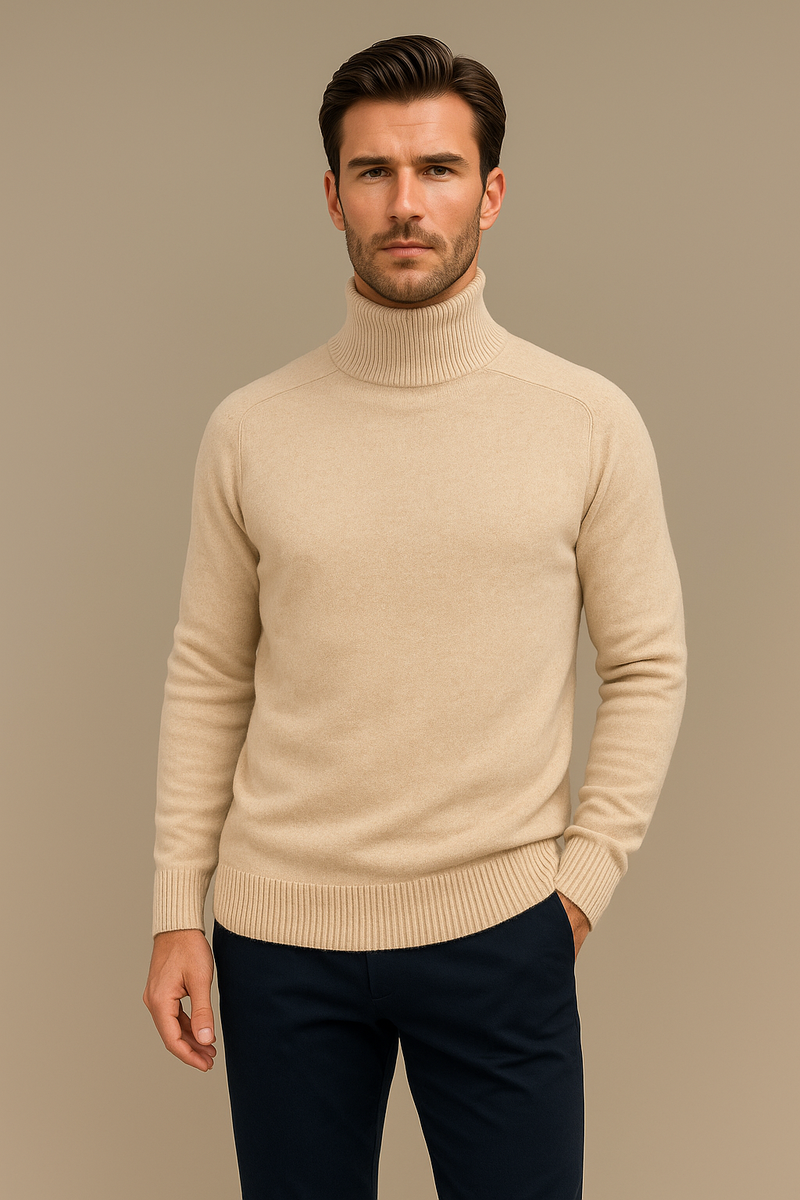 Pull col roulé pour homme beige en 71%cachemire, 19%soie et 10% polyester. Le pull a un col haut très souple, la matière est extrêmement douce et chaude. La forme est droite et les manches longues raglan. Finitions côtes. Vue face.