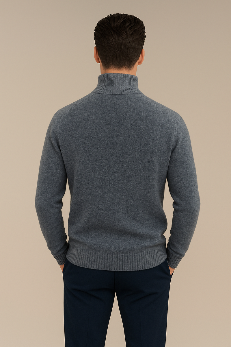 Pull col roulé pour homme gris en 71%cachemire, 19%soie et 10% polyester. Le pull a un col haut très souple, la matière est extrêmement douce et chaude. La forme est droite et les manches longues raglan. Finitions côtes. Vue dos.