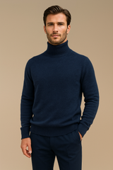 Pull col roulé pour homme marine en 71%cachemire, 19%soie et 10% polyester. Le pull a un col haut très souple, la matière est extrêmement douce et chaude. La forme est droite et les manches longues raglan. Finitions côtes. Vue face.