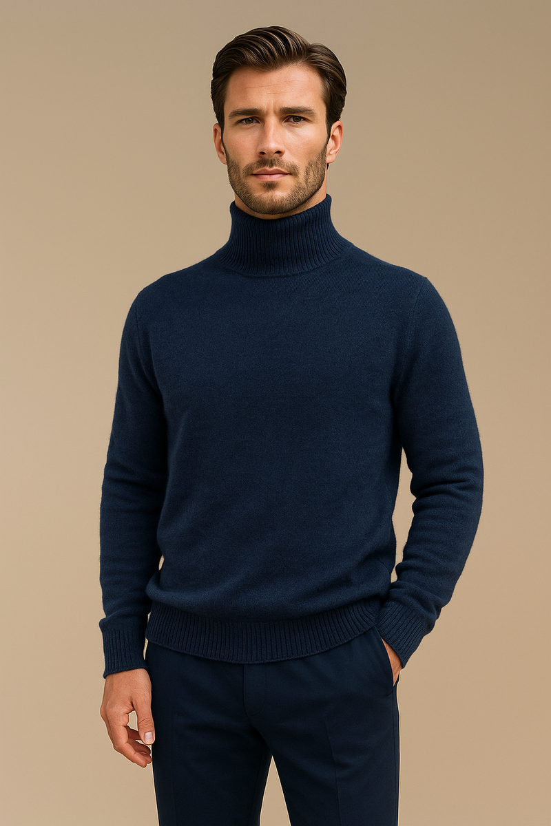 Pull col roulé pour homme marine en 71%cachemire, 19%soie et 10% polyester. Le pull a un col haut très souple, la matière est extrêmement douce et chaude. La forme est droite et les manches longues raglan. Finitions côtes. Vue face.