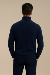 Pull col roulé pour homme marine en 71%cachemire, 19%soie et 10% polyester. Le pull a un col haut très souple, la matière est extrêmement douce et chaude. La forme est droite et les manches longues raglan. Finitions côtes. Vue dos.