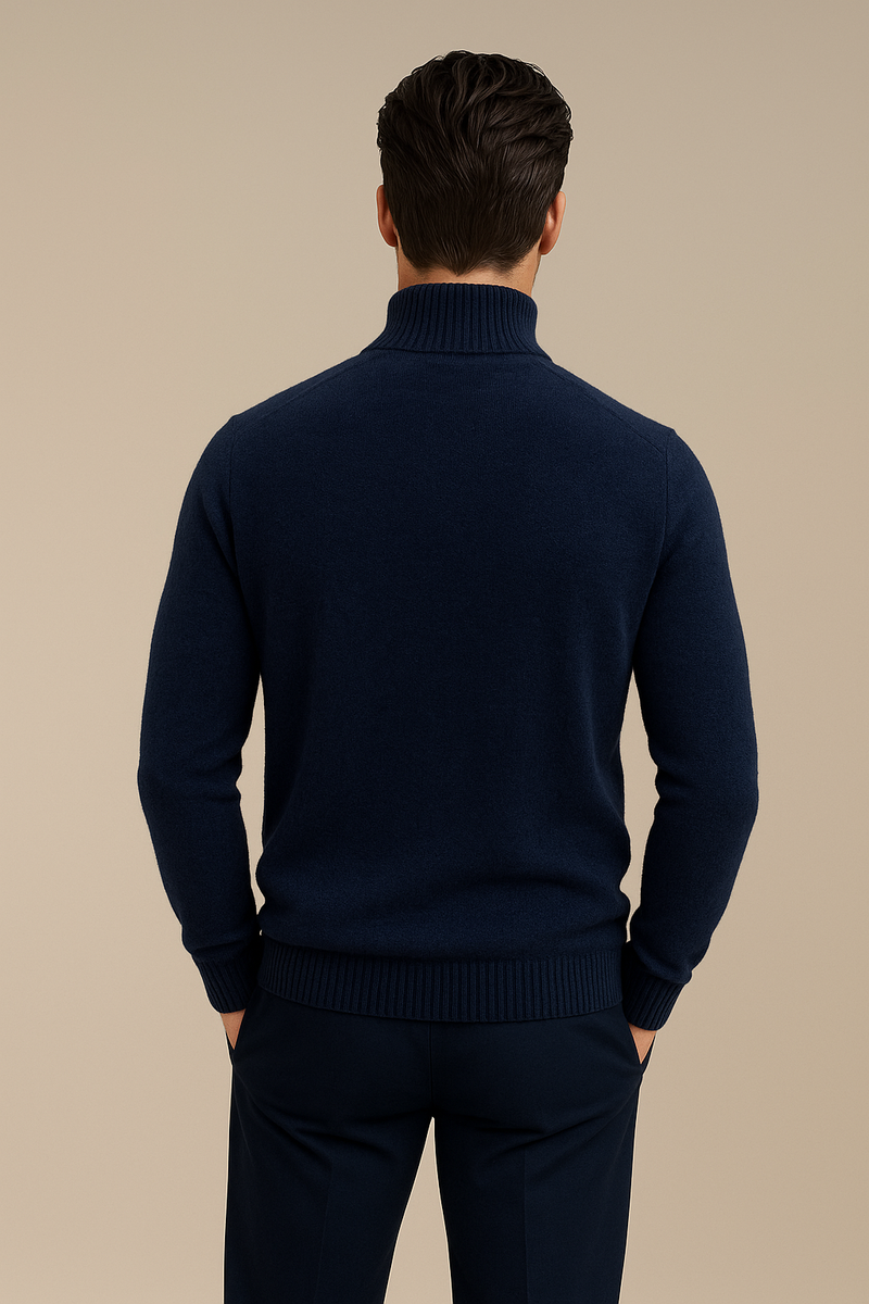 Pull col roulé pour homme marine en 71%cachemire, 19%soie et 10% polyester. Le pull a un col haut très souple, la matière est extrêmement douce et chaude. La forme est droite et les manches longues raglan. Finitions côtes. Vue dos.
