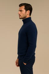 Pull col roulé pour homme marine en 71%cachemire, 19%soie et 10% polyester. Le pull a un col haut très souple, la matière est extrêmement douce et chaude. La forme est droite et les manches longues raglan. Finitions côtes. Vue profil.