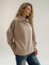 Pull manches longues coloris camel oversize avec un col montant façon camionneur 5 boutons dorés. Le col est souligné par un empiècement plastron et se rabat sur les épaules. Larges côtes. Composition: 42% cachemire, 8% soie, 50% mérinos.