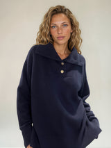 Pull manches longues coloris marine oversize avec un col montant façon camionneur 5 boutons dorés. Le col est souligné par un empiècement plastron et se rabat sur les épaules. Larges côtes. Composition: 42% cachemire, 8% soie, 50% mérinos.