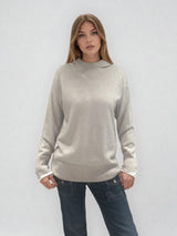 Pull beige en 100%cachemire, manches longues avec une encolure ronde rehaussée d'une capuche. Coupe droite, esprit hoody, se porte assez vague. Les emmanchures sont basses. Un élégant travail de maille formé de 2 bandes termine chaque couture d'assemblage. Finitions côtes.
