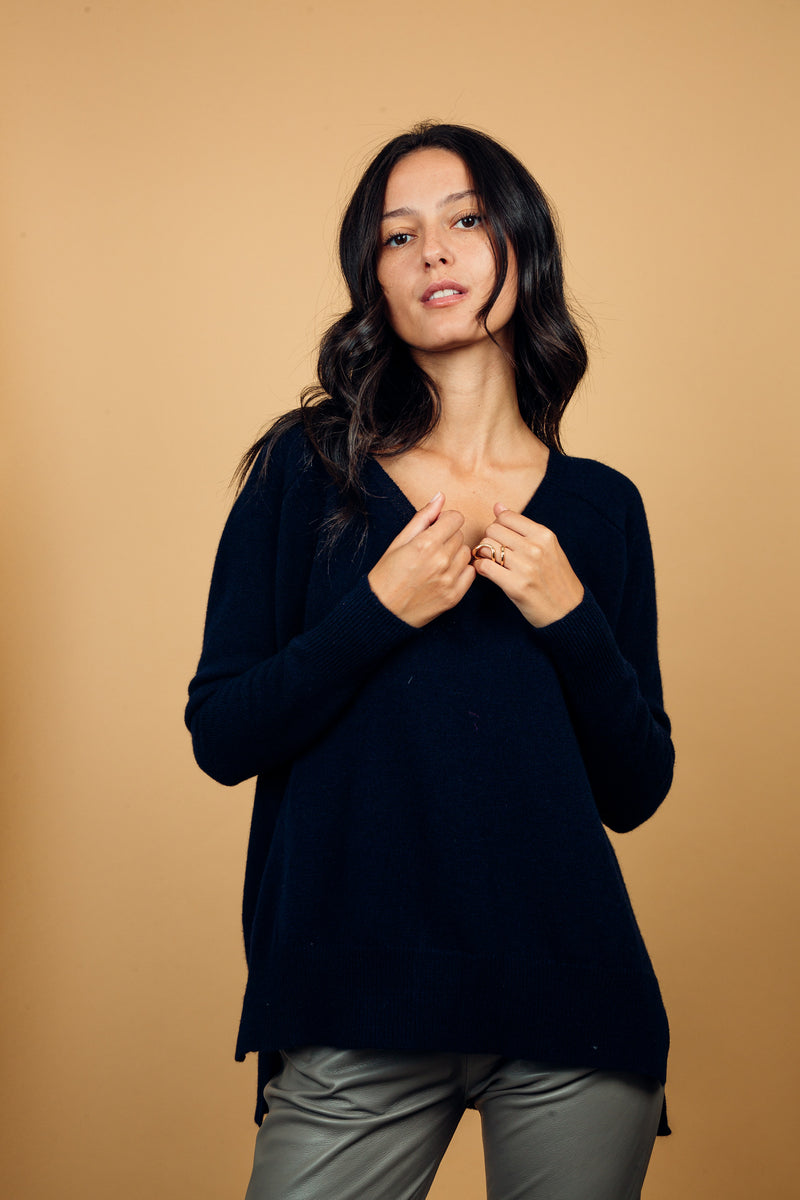 Pull manches longues, col V, coloris marine, encolure V, la coupe est oversize. Une couture horizontale dans le haut du dos apporte de l'aisance. Fente sur les côtés, le pull est plus long derrière. Finitions côtes sur le bas et les manches. Taille unique.
45% de cachemire et 55% de laine mérinos. 