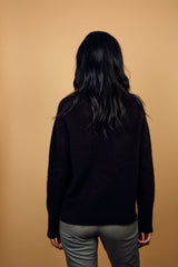 Pull manches longues col roulé JANE coloris choco en cachemire et soie, très doux. Le col est haut et souple, ne serre pas. Coupe droite, emmanchures raglan, finitions côtes. Vue dos.