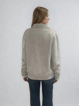 Pull polo beige en 42% cachemire, 8% soie, 50% mérinos.  La coupe est droite et confort. Finitions côtes. Vue dos.