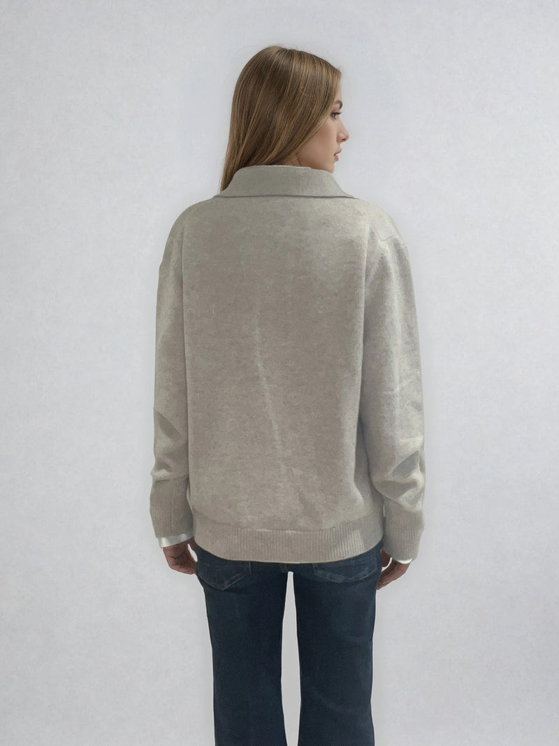 Pull polo beige en 42% cachemire, 8% soie, 50% mérinos.  La coupe est droite et confort. Finitions côtes. Vue dos.