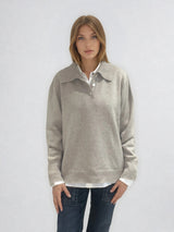 Pull polo beige en 42% cachemire, 8% soie, 50% mérinos. Le polo a un col large et ouvert avec 3 boutons. La coupe est droite et confort. Finitions côtes. Vue face.