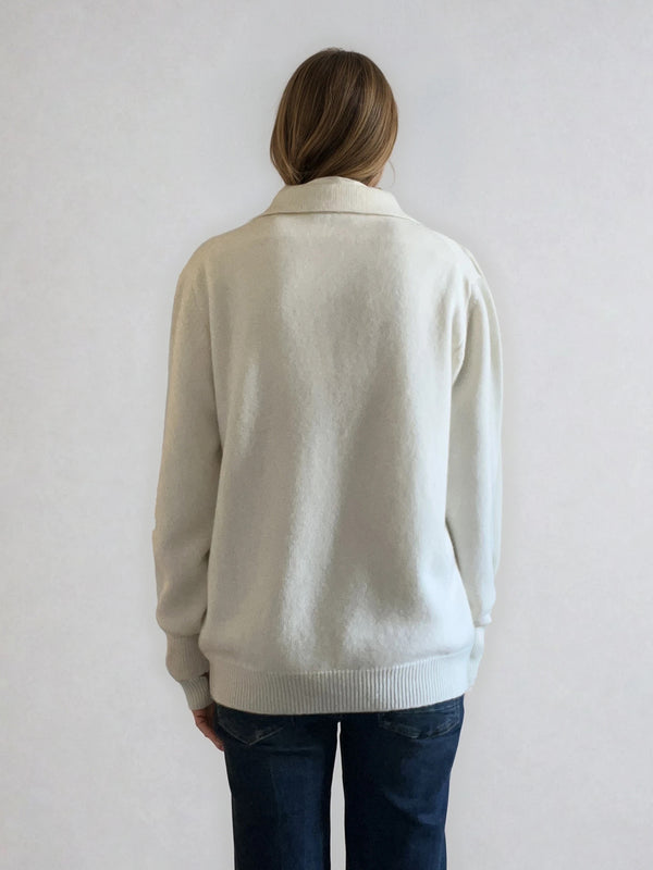 Pull polo écru en 42% cachemire, 8% soie, 50% mérinos. La coupe est droite et confort. Finitions côtes. Vue dos.