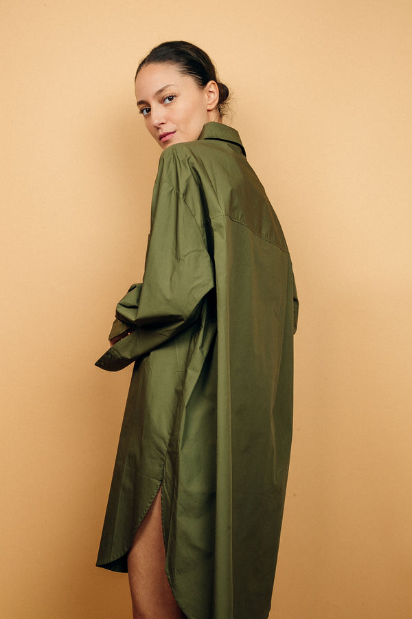 Robe chemise kaki oversize en 100%coton, manches longues.
La robe est légèrement plus courte devant, elle arrive au dessus du genou, elle est largement fendue de chaque côté, la fente est arrondie. Les manches longues sont amples et se terminent par un grand poignet mousquetaire.