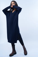 Robe pull manches longues marine avec un col V. Elle est longue et arrive aux mollets. Elle est fendue sur les côtés pour mieux se déplacer. Allure sport chic, confortable et chaude : 42% cachemire, 8% soie, 50% mérinos.