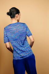 T-shirt femme forme droite, avec un imprimé bleu : mélange de nuances de bleu, de blanc, de mauve dans un graphisme strié, col V, manches courtes en maille viscose légèrement brillante.