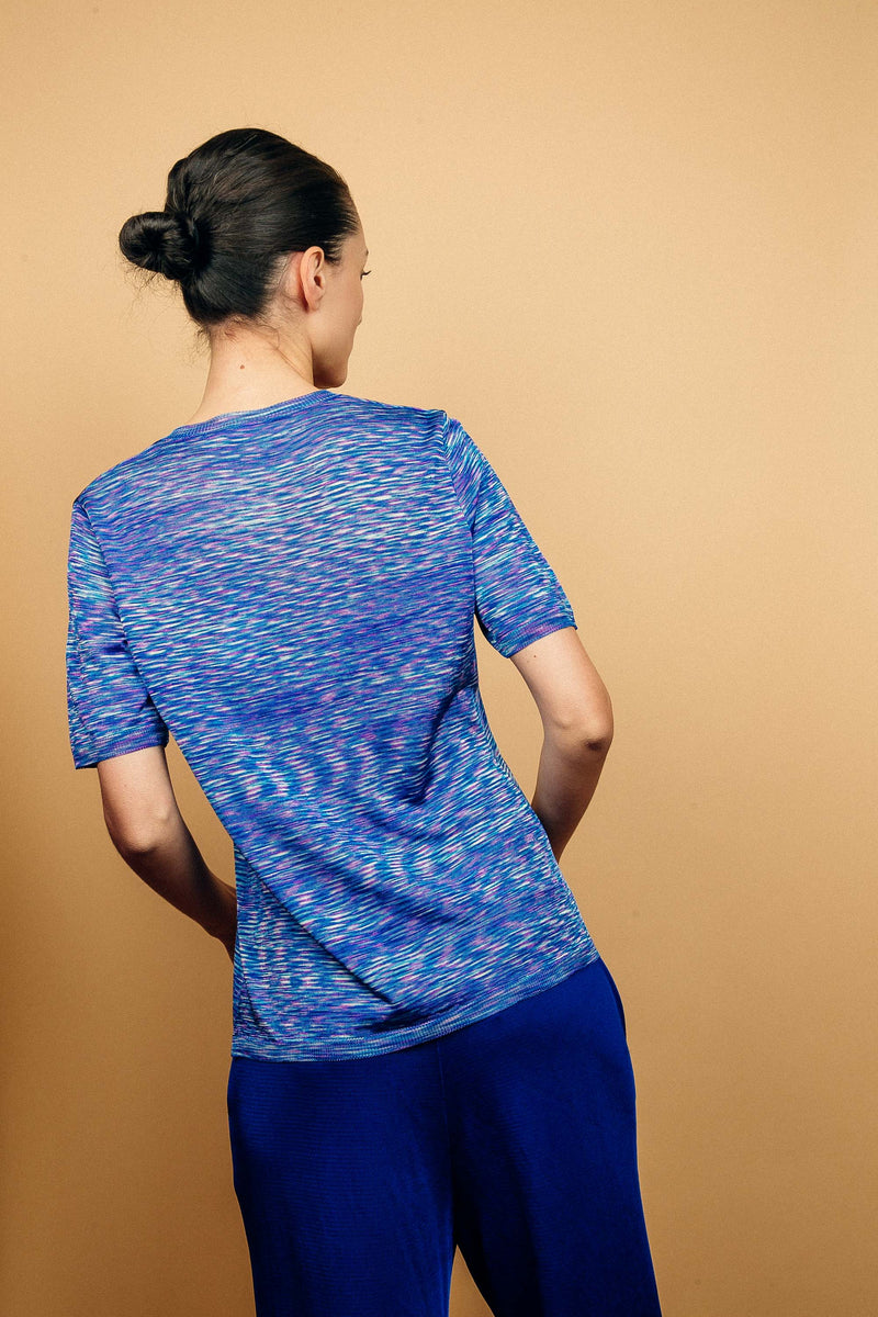 T-shirt femme forme droite, avec un imprimé bleu : mélange de nuances de bleu, de blanc, de mauve dans un graphisme strié, col V, manches courtes en maille viscose légèrement brillante.