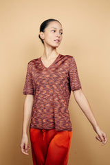 T-shirt femme avec un imprimé orange : mélange de nuances d'orange, de brun, de beige dans un graphisme strié, col V, manches courtes en maille viscose légèrement brillante forme droite, ressenti fluide, à associer aux autres pièces en viscose comme le pantalon orange uni .