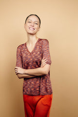 T-shirt femme avec un imprimé orange : mélange de nuances d'orange, de brun, de beige dans un graphisme strié, forme droite, col V, manches courtes en maille viscose légèrement brillante, confort fluide.