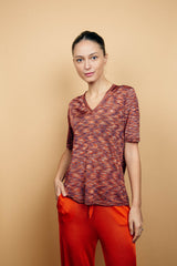 T-shirt femme avec un imprimé orange : mélange de nuances d'orange, de brun, de beige dans un graphisme strié, forme droite, col V, manches courtes en maille viscose légèrement brillante, ressenti fluide.