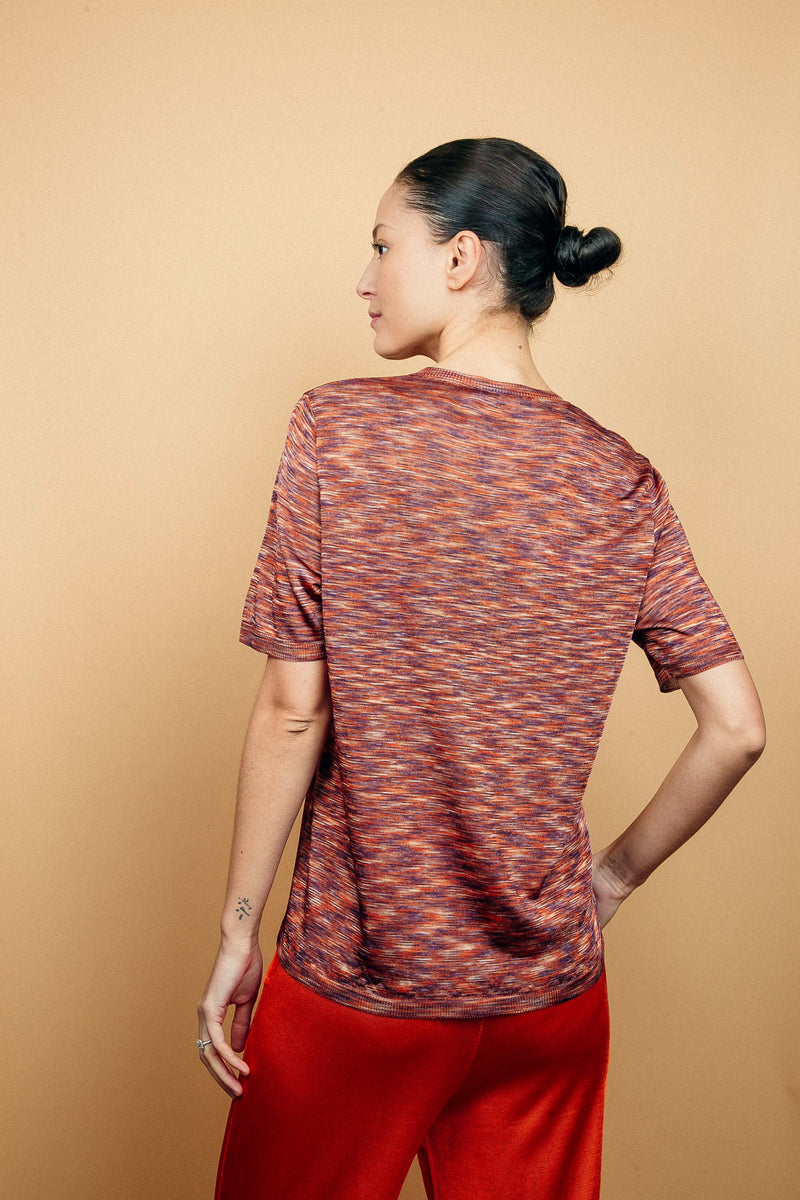 T-shirt femme avec un imprimé orange : mélange de nuances d'orange, de brun, de beige dans un graphisme strié, forme droite, col V, manches courtes en maille viscose légèrement brillante, fluide.