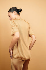 T-shirt femme uni doré, col V manches courtes en maille viscose légèrement brillante, coupe droite, finitions côtes sur col, manches, bas.