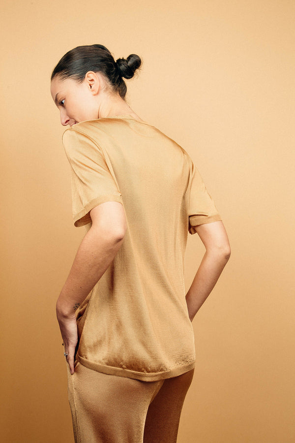 T-shirt femme uni doré, col V manches courtes en maille viscose légèrement brillante, coupe droite, finitions côtes sur col, manches, bas.
