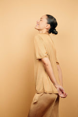 T-shirt femme uni doré, col V manches courtes en maille viscose légèrement brillante, coupe droite, finitions côtes sur col, manches, bas.