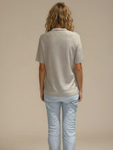 Tee-shirt manches courtes col V beige en viscose mélangée. La forme est droite, le col V, les manches et le bas sont terminés par des côtes. Le tissage donne un effet relief à la texture. Tee-shirt élégant et épuré.
Vue dos.