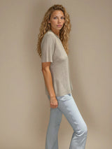Tee-shirt manches courtes col V beige en viscose mélangée. La forme est droite, le col V, les manches et le bas sont terminés par des côtes. Le tissage donne un effet relief à la texture. Tee-shirt élégant et épuré.
Vue profil.