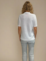 Tee-shirt manches courtes col V blanc en viscose mélangée. La forme est droite, le col V, les manches et le bas sont terminés par des côtes. Le tissage donne un effet relief à la texture. Tee-shirt élégant et épuré.
Vue dos.
