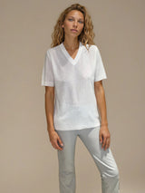 Tee-shirt manches courtes col V blanc en viscose mélangée. La forme est droite, le col V, les manches et le bas sont terminés par des côtes. Le tissage donne un effet relief à la texture. Tee-shirt élégant et épuré.
Vue face.