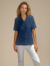 Tee-shirt manches courtes col V bleu jean en viscose mélangée. La forme est droite, le col V, les manches et le bas sont terminés par des côtes. Le tissage donne un effet relief à la texture. Tee-shirt élégant et épuré.
Vue face.