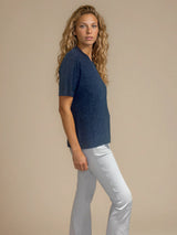 Tee-shirt manches courtes col V bleu jean en viscose mélangée. La forme est droite, le col V, les manches et le bas sont terminés par des côtes. Le tissage donne un effet relief à la texture. Tee-shirt élégant et épuré.
Vue profil.