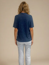 Tee-shirt manches courtes col V bleu jean en viscose mélangée. La forme est droite, le col V, les manches et le bas sont terminés par des côtes. Le tissage donne un effet relief à la texture. Tee-shirt élégant et épuré.
Vue dos.