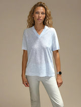 Tee-shirt manches courtes col V ciel en viscose mélangée. La forme est droite, le col V, les manches et le bas sont terminés par des côtes. Le tissage donne un effet relief à la texture. Tee-shirt élégant et épuré.
Vue face.