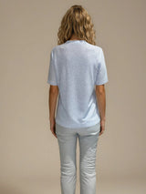 Tee-shirt manches courtes col V ciel en viscose mélangée. La forme est droite, le col V, les manches et le bas sont terminés par des côtes. Le tissage donne un effet relief à la texture. Tee-shirt élégant et épuré.
Vue dos.