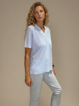 Tee-shirt manches courtes col V ciel en viscose mélangée. La forme est droite, le col V, les manches et le bas sont terminés par des côtes. Le tissage donne un effet relief à la texture. Tee-shirt élégant et épuré.
Vue profil.