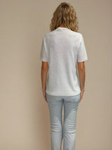 Tee-shirt manches courtes col V gris en viscose mélangée. La forme est droite, le col V, les manches et le bas sont terminés par des côtes. Le tissage donne un effet relief à la texture. Tee-shirt élégant et épuré.
Vue dos.