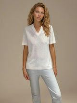 Tee-shirt manches courtes col V écru en viscose mélangée. La forme est droite, le col V, les manches et le bas sont terminés par des côtes. Le tissage donne un effet relief à la texture. Tee-shirt élégant et épuré.
Vue face.