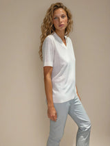 Tee-shirt manches courtes col V écru en viscose mélangée. La forme est droite, le col V, les manches et le bas sont terminés par des côtes. Le tissage donne un effet relief à la texture. Tee-shirt élégant et épuré.
Vue profil.