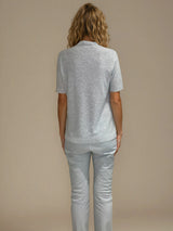 Tee-shirt manches courtes col V gris en viscose mélangée. La forme est droite, le col V, les manches et le bas sont terminés par des côtes. Le tissage donne un effet relief à la texture. Tee-shirt élégant et épuré.
Vue dos.