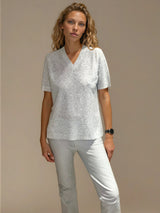 Tee-shirt manches courtes col V gris en viscose mélangée. La forme est droite, le col V, les manches et le bas sont terminés par des côtes. Le tissage donne un effet relief à la texture. Tee-shirt élégant et épuré.
Vue face.