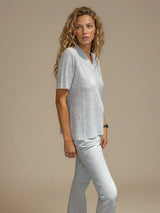 Tee-shirt manches courtes col V gris en viscose mélangée. La forme est droite, le col V, les manches et le bas sont terminés par des côtes. Le tissage donne un effet relief à la texture. Tee-shirt élégant et épuré.
Vue profil.