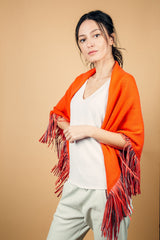 Châle triangulaire 170cm x 80cm coloris orange 100% cachemire orné de franges en cuir d'agneau coloris orange.